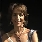 Insegnante di lettere impartisce lezioni a classi di stranieri (massimo dieci per classe)